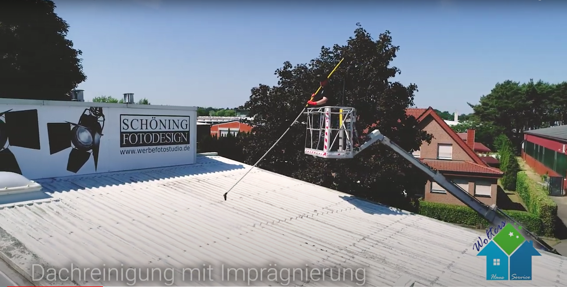 Arbeiten an einem Dach im Emsland mit professioneller Ausr&uuml;stung zur Tiefenreinigung.